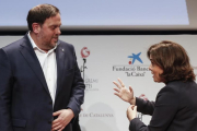 El vicepresidente del Govern, Oriol Junqueras, y su homóloga en el Ejecutivo español, Soraya Sáenz de Santamaría, en un acto en Barcelona, el pasado abril-JULIO CARBÓ
