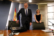 El ministro portavoz, Íñigo Mendez de Vigo, y la ministra de Agricultura, Isabel Tejerina, en la rueda de prensa posterior al Consejo de Ministros.-JUAN MANUEL PRATS