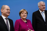 De derecha a izquierda,  el líder del Partido Socialdemocrata, Horst Seehofer, la cancillera alemana, Angela Merkel y el líder de la Unión Socialcristiana, Olaf Zcholz.-/ EFE / CLEMENS BILAN