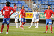 Los jugadores del Numancia decepcionados tras el 0-2 del Recre. / V. G.-