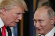 Trump (izquierda) y Putin hablan durante la cumbre de líderes de la APEC, en Danang (Vietnam), el 11 de noviembre.-/ AFP / MIKHAIL KLIMENTYEV