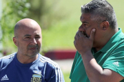 El presidente de la federación, Claudio Tapia (derecha), habla con Jorge Sampaoli durante el Mundial de Rusia.-REUTERS / ALBERT GEA