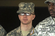 Manning (izquierda), custodiado por otro soldado, en Fort Meade (EEUU), el 22 de diciembre del 2011.-EFE / MICHAEL REYNOLDS