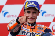 El catalán Marc Márquez (Honda), le guiña el ojo y señala a todo su equipo desde lo alto del podio de Sachsenring.-ALEJANDRO CERESUELA