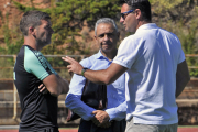 César Palacios dialoga con el presidente, Moisés Israel, y el técnico, Luis Carrión, esta temporada. VALENTÍN GUISANDE