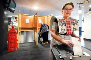 Una mujer vota, este jueves, en un colegio electoral de Holanda.-PIROSCHKA VAN DE WOUW (REUTERS)