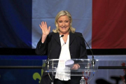 Marine Le Pen muestra su euforia al conocerse los primeros resultados, en Henin-Beaumont, este domingo.-REUTERS / PASCAL ROSSIGNOL