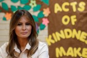 Melania Trump visita ayer un centro de servicios sociales infantiles en McAllen (Tejas) próximo a la frontera con México-KEVIN LAMARQUE