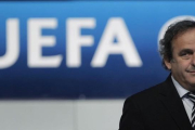 Platini, en una rueda de prensa en Estambul en el 2012.-EFE / TOLGA BOZOGLU