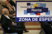 Imagen de una oficina de la Agencia Tributaria durante una campaña de la declaración de la renta.-EFE / PÉREZ CABEZA