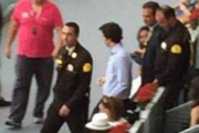 Momento en que varios miembros de seguridad acompañaron a el 'pequeño Nicolás' a salir de la pista.-Foto: TWITTER