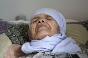Bibihal Uzbeki, refugiada afgana de 106 años.-AP / DAVID KEYTON
