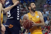 Navarro culmina una entrada en Vitoria, en el tercer partido de la semifinal-David Aguilar / EFE