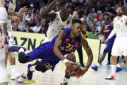 Higgins cae defendido por Garuba en el duelo entre el Madrid y el Barça disputado este jueves.-EFE / JAVIER LÓPEZ