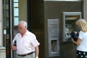 Un cajero automático en la calle.-Foto: JULIO CARBÓ