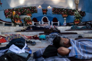 Migrantes en rumbo a EEUU descansando-GUILLERMO ARIAS
