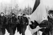 Integrantes de la División Azul, con el uniforme alemán de la 250 División de Infantería, desfila tras la bandera de la España de Franco camino de Leningrado.-ARCHIVO