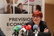 La coordinadora del informe de Previsiones Económicas de Castilla y León, Felisa Becerra, durante la presentación-ICAL