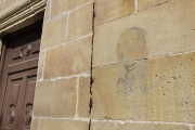 Fotografía tomada ayer de la imagen de Franco que ha reaparecido en la fachada de piedra arenisca en el Palacio de Justicia.-LUIS ÁNGEL TEJEDOR