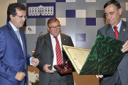 Ulibarri y Rubio reciben el diploma de manos de Pardo. / VALENTÍN GUISANDE-