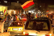 Kurdos sirios celebran con banderas del Kurdistán la victoria del sí en el referéndum, en Qamishli (norte de Siria), el 25 de septiembre.-AP / BADERKHAN AHMED