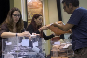 Miembros de una mesa electoral durante el recuento de votos tras el cierre de los colegios en los comicios del 26-J del 2016.-QUIQUE GARCÍA (EFE)