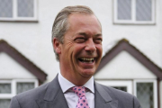 Nigel Farage, líder del UKIP, sonríe en el exterior de su casa, en Downe, antes de ir a votar.-AP / GARETH FULLER