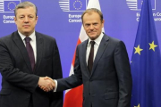 Tusk (derecha) estrecha la mano del primer ministro de Georgia, antes de su reunión en la sede del Consejo Europeo en Bruselas, el 9 de febrero.-EFE / OLIVIER HOSLET
