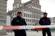 Dos policias vigilan junto al cordón de seguridad colocado en las proximidades del Ayuntamiento de Augsburgo, en Alemania.-ANNETTE ZOEPF (EFE)