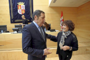 El consejero de Sanidad, Antonio Sáez, saluda a la socialista Mercedes Martín antes de su comparecencia.-Ical