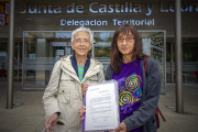 Portavoces de la plataforma de Villar del Río a las puertas de la Delegación Territorial - MARIO TEJEDOR