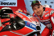 Jorge Lorenzo acaricia su nueva Ducati, en la presentación de hoy en Bolonia.-EFE / GIORGIO BENVENUTI