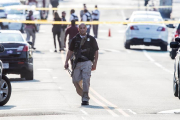Agentes de policía estadounidenses permanecen en el lugar donde se produjo un tiroteo en Alexandria, Virginia (Estados Unidos), hoy 14 de junio de 2017.-EFE