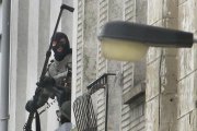 Un agente utiliza una cámera extendida para espiar en el interior de un piso, en Molenbeek, este lunes.-REUTERS / YVES HERMAN
