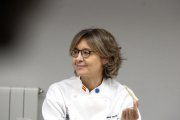 La ministra de Agricultura, Pesca, Alimentación y Medio Ambiente, Isabel García Tejerina, durante una cata de queso en la visita la Escuela Internacional de Cocina de Valladolid.-ICAL