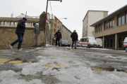 El hielo está dificultando el tránsito por la capital.-LUIS ÁNGEL TEJEDOR