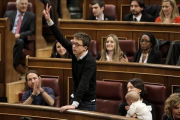 Íñigo Errejón promete su cargo como diputado en el Congreso, flanqueado por Pablo Iglesias y Carolina Bescansa.-JOSÉ LUIS ROCA