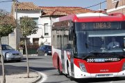 Un autobús del transporte urbano de la capital.-Mario Tejedor