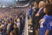 El vicepresidente de EEUU en el momento en que sonaba el himno en el estadio.-EL PERIÓDICO