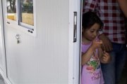 Una niña en uno de los barracones del campo de refugiados de la isla de Lesbos.-GIOVANNI BUSNACH