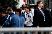 Leo Messi, a su llegada al hotel de concentración de Argentina, el pasado miércoles, en Santiago (Chile) donde disputará contra Chile la final de la Copa América.-Foto: EFE / JUAN CARLOS CÁRDENAS