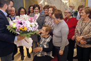 María, sentada en el centro, celebró sus 100 primeros años rodeada de familiares y amigos.-MARIO TEJEDOR