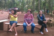 María Victoria, en el centro, flanqueada de dos mujeres argentinas, una de ellas (la que está a la izquierda), con rasgos indígenas.-