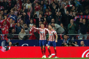 Los atléticos Saúl (d) y Morata celebran el 1-0 ante el Athletic.-EFE