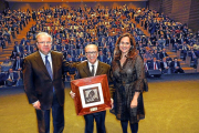 Juan Vicente Herrera y Adriana Ulibarri entregan el premio a José María Ruiz Benito por su trayectoria.-- J.M. LOSTAU, MIGUEL Á. SANTOS Y PABLO REQUEJO