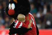 El pequeño Bradley Lowery abraza a la mascota del Sunderland en los prolegómenos del partido ante el Everton.-@Bradleysfight