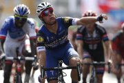 El belga Gianni Meersman se impone al esprint en Lugo.-EFE / JAVIER LIZÓN