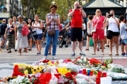 Flores, velas y otros objetos sobre el mosaico de Miró, en La Rambla, en recuerdo de las víctimas del atentado-ALEJANDRO GARCÍA