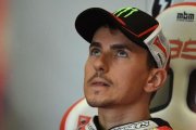 Jorge Lorenzo (Ducati), en su box en Silverstone (Inglaterra).-AFP / OLI SCARFF