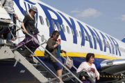 Unos pasajeros desembarcan de un vuelo de Ryanair.-GLEB GARANICH
